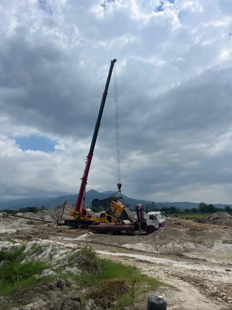 Equipamento em área de obra – Guindaste Lagos