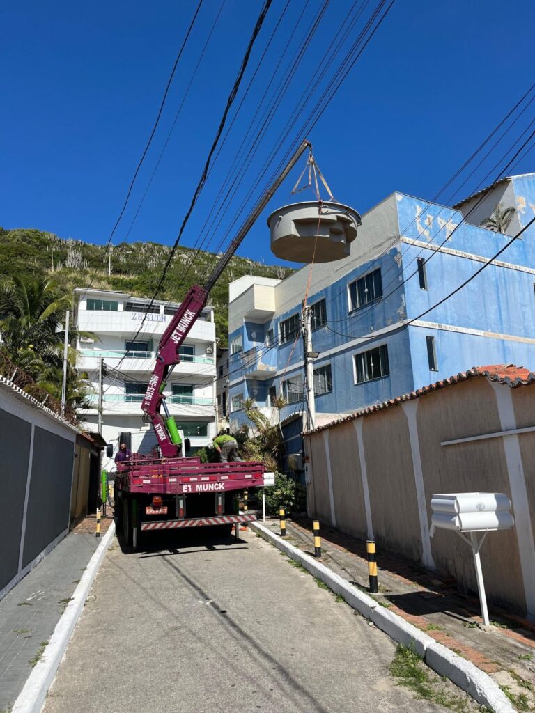 Piscina de fibra em rua estreita – Guindaste Lagos